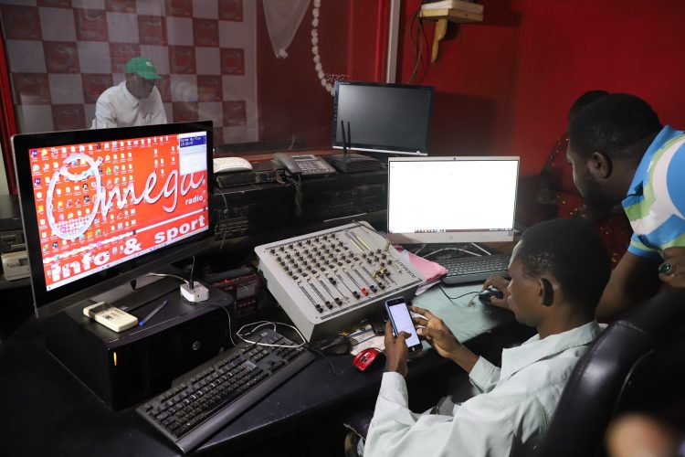Burkina Faso / Le gouvernement suspend la Radio Oméga 1 Burkina Faso / Le gouvernement suspend la Radio Oméga