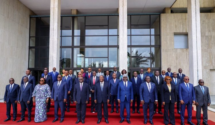 Côte d'Ivoire : Le gouvernement impose de nouvelles exigences pour l'exportation et l'importation des biens culturels. 1 Côte d’Ivoire : Le gouvernement impose de nouvelles exigences pour l’exportation et l’importation des biens culturels.