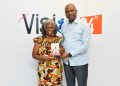 Côte d’Ivoire : l’artiste comédienne Amoin KOFFI renouvelle pour la 3e fois son partenariat avec le Groupe Afrique Intelligence CI 15 Présentation du livre Le vainqueur de la conteuse et comédienne Amoin Koffi au DG d'Afrique Intelligence et le renouvellement de partenariat de ladite comédienne avec sa structure.