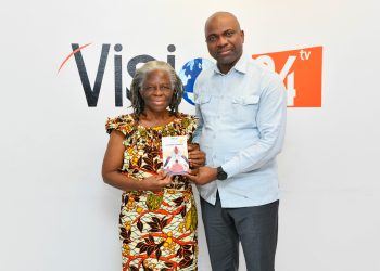 Présentation du livre Le vainqueur de la conteuse et comédienne Amoin Koffi au DG d'Afrique Intelligence et le renouvellement de partenariat de ladite comédienne avec sa structure.