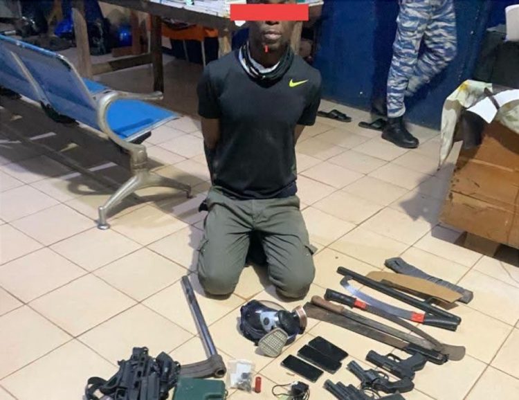 Azaguié : un homme armé interpellé avec un arsenal découvert à son domicile