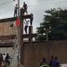 Yopougon : un jeune homme menace de se suicider sur la clôture d’une église