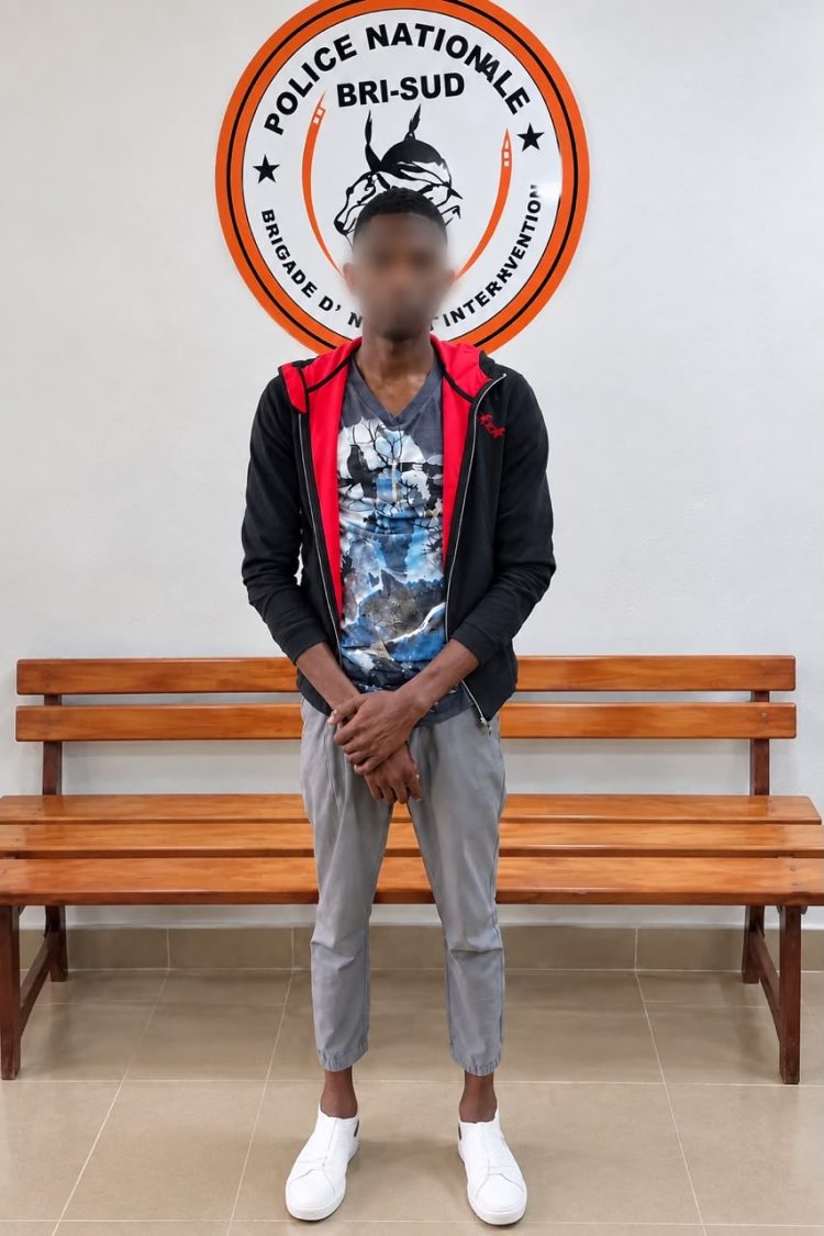 Côte d’ivoire : Un suspect interpellé par la Bri avec une rolex, un MacBook et deux iPhone 1 Côte d’ivoire : Un suspect interpellé par la Bri avec une rolex, un MacBook et deux iPhone
