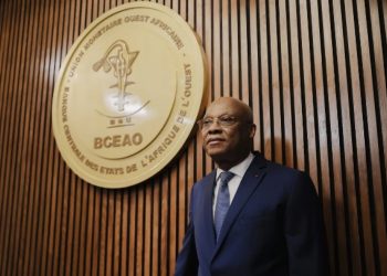 BCEAO : une fausse vidéo utilisant l’image du gouverneur circule sur les réseaux sociaux 5 Le gouverneur de la BCEAO Jean-Claude Kassi BROU avec le logo de la Banque centrale