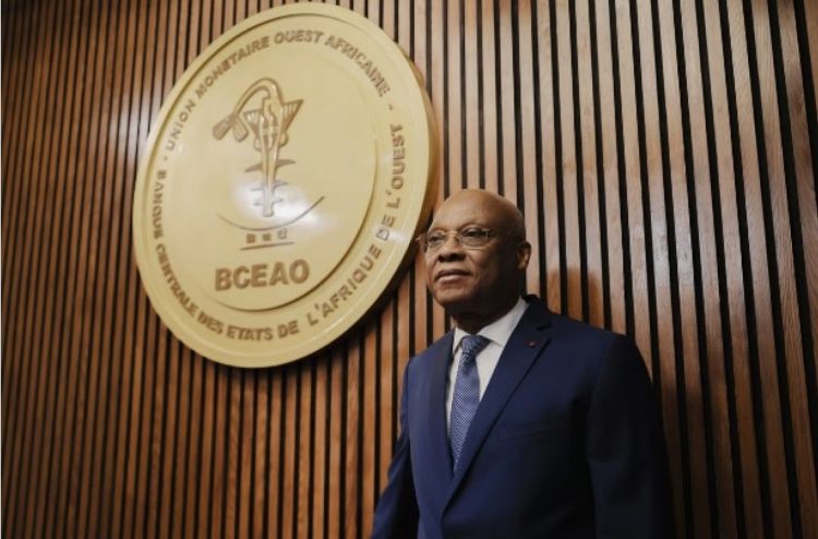 BCEAO : une fausse vidéo utilisant l’image du gouverneur circule sur les réseaux sociaux 1 Le gouverneur de la BCEAO Jean-Claude Kassi BROU avec le logo de la Banque centrale