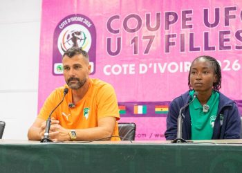 Football féminin : Le Burkina Faso défie la Côte d'Ivoire 7 Conférence de Presse d'avant match. Coach Ivoirien Mathieu esposito en Orange à droite et la capitaine de l'équipe Ouédraogo Mariam à gauche