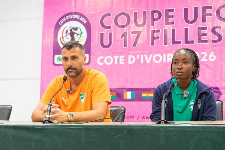 Football féminin : Le Burkina Faso défie la Côte d'Ivoire 1 Conférence de Presse d'avant match. Coach Ivoirien Mathieu esposito en Orange à droite et la capitaine de l'équipe Ouédraogo Mariam à gauche