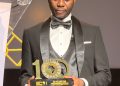 Paris : Africa Next Awards 2026 - Daouda Koné : « L’éducation a changé le cours de ma vie » 17 Le lauréat avec son trophée, vêtu d’un complet vert trois pièces et d’un nœud papillon.