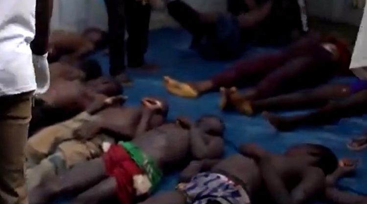 Nigeria : 37 détenus meurent après une vaste opération contre l'exploitation minière illégale 1 Personnes arrêtées allongées au sol après une opération contre l'exploitation minière illégale au Nigeria