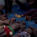 Nigeria : 37 détenus meurent après une vaste opération contre l'exploitation minière illégale 8 Personnes arrêtées allongées au sol après une opération contre l'exploitation minière illégale au Nigeria