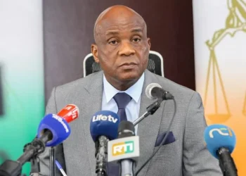 Côte d’Ivoire : 12 personnes inculpées après l’assassinat d’un gendarme sur l’axe Agboville–Grand-Yapo 3 Le procureur assit devant les medias pour une declaration