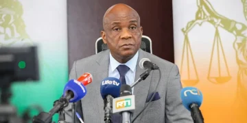 Le procureur assit devant les medias pour une declaration