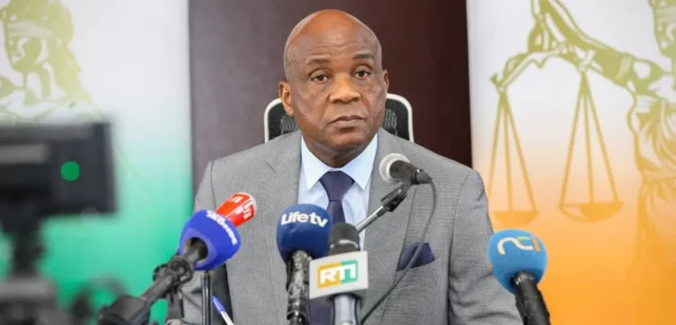 Côte d’Ivoire : 12 personnes inculpées après l’assassinat d’un gendarme sur l’axe Agboville–Grand-Yapo 1 Le procureur assit devant les medias pour une declaration