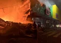 Ukraine :Kiev bombardée malgré les espoirs de négociations 17 Un pompier éteint un incendie devant un immeuble endommagé par un bombardement en Ukraine.