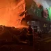 Ukraine :Kiev bombardée malgré les espoirs de négociations 8 Un pompier éteint un incendie devant un immeuble endommagé par un bombardement en Ukraine.