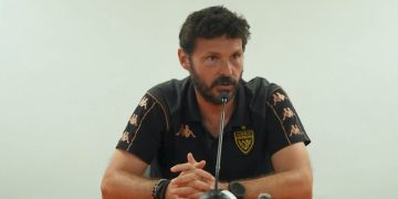 à l'image l'Entraineur de l'Asec Mimosas à la conférence de Presse d'Avant Match de la ligue des champions Africains.