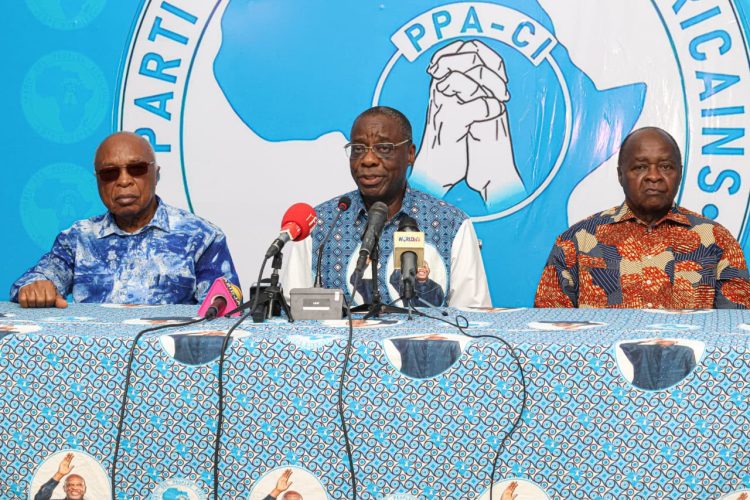 Côte d'Ivoire : la « décapitation méthodique » dont s'estime victime le PPA-CI 1 les cadres au PPA CI à la table de conférence.