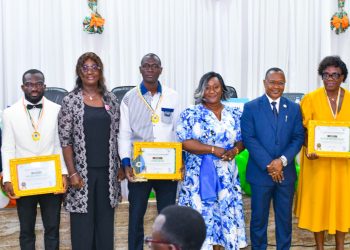 Sante et Excellence: L’ONG Côte d’Ivoire des Valeurs Sûres distingue neuf acteurs 7 à l'image, les officiels de la cérémonie composés du Directeur Général des Ressources Humaines de la fonction public, la répresentante de de la Directrice de l'INFAS Mme Sia Ange et les lauréats