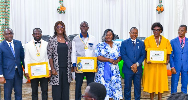 Sante et Excellence: L’ONG Côte d’Ivoire des Valeurs Sûres distingue neuf acteurs 1 à l'image, les officiels de la cérémonie composés du Directeur Général des Ressources Humaines de la fonction public, la répresentante de de la Directrice de l'INFAS Mme Sia Ange et les lauréats