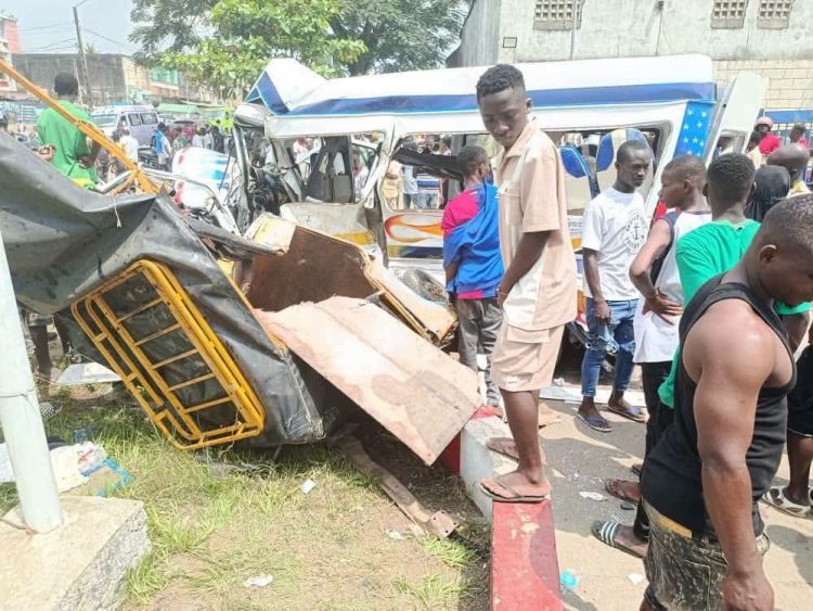 Côte d’Ivoire : un car d’élèves fait un mort et 25 blessés sur l’axe Zoo-Abobo 1 Côte d’Ivoire : un car d’élèves fait un mort et 25 blessés sur l’axe Zoo-Abobo