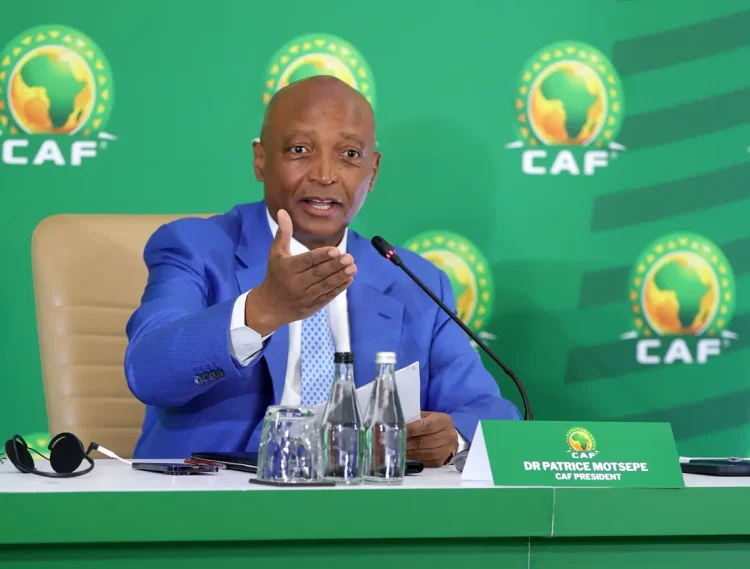 CAN : Patrice Motsepe envisage un retour à une édition tous les deux ans 1 Patrice Motsepe, président de la CAF, assis en train de prendre la parole lors d’une intervention sur le football africain.