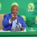 CAN : Patrice Motsepe envisage un retour à une édition tous les deux ans 8 Patrice Motsepe, président de la CAF, assis en train de prendre la parole lors d’une intervention sur le football africain.