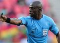 Doué Noumandiez, ancien arbitre international ivoirien, en train d’arbitrer un match de football.