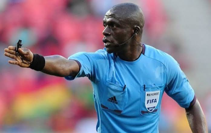 Côte d’Ivoire : Doué Noumandiez remplace Bonaventure Kalou à la tête des arbitres de la FIF 1 Doué Noumandiez, ancien arbitre international ivoirien, en train d’arbitrer un match de football.