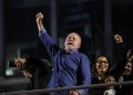 Luiz Inácio Lula da Silva, président du Brésil, levant la main pour célébrer sa victoire à l’élection présidentielle.