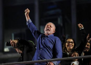 Brésil : Lula réélu pour un quatrième mandat après sa victoire face à Flávio Bolsonaro 4 Luiz Inácio Lula da Silva, président du Brésil, levant la main pour célébrer sa victoire à l’élection présidentielle.