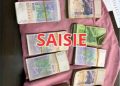 Billets de banque présentés sur un drap, correspondant aux 10 millions de FCFA retrouvés par la police à Bouaké.