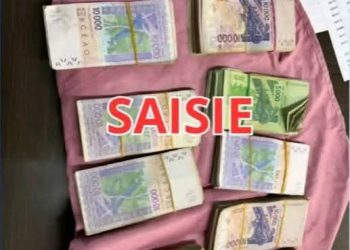 Côte d’Ivoire : 10 millions de FCFA volés à Bouaké, l’argent retrouvé dans un drap 2 Billets de banque présentés sur un drap, correspondant aux 10 millions de FCFA retrouvés par la police à Bouaké.