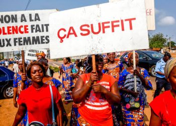 Côte d’Ivoire : à Daloa, la mort de Fabienne relance la question des violences conjugales 2 Des femmes affichent leur opposition aux violences faites aux femmes avec le message « Non à la violence faite aux femmes