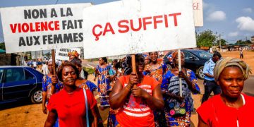 Des femmes affichent leur opposition aux violences faites aux femmes avec le message « Non à la violence faite aux femmes