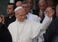 Atteint d’un cancer du poumon, le Pape Léon XIV opéré à Rome 15 Le pape Léon XIV, vêtu de blanc, sourit et salue la foule lors d’une apparition publique au Vatican.