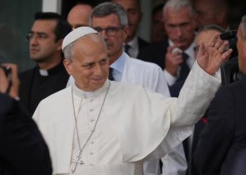 Atteint d’un cancer du poumon, le Pape Léon XIV opéré à Rome 7 Le pape Léon XIV, vêtu de blanc, sourit et salue la foule lors d’une apparition publique au Vatican.