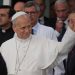 Atteint d’un cancer du poumon, le Pape Léon XIV opéré à Rome 8 Le pape Léon XIV, vêtu de blanc, sourit et salue la foule lors d’une apparition publique au Vatican.