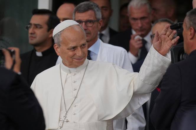 Atteint d’un cancer du poumon, le Pape Léon XIV opéré à Rome 1 Le pape Léon XIV, vêtu de blanc, sourit et salue la foule lors d’une apparition publique au Vatican.