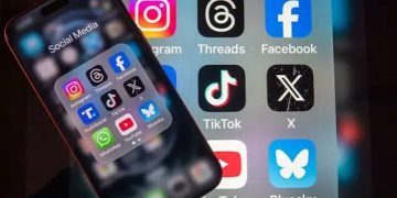 Icônes des applications Facebook, TikTok, Instagram et YouTube regroupées sur une image.