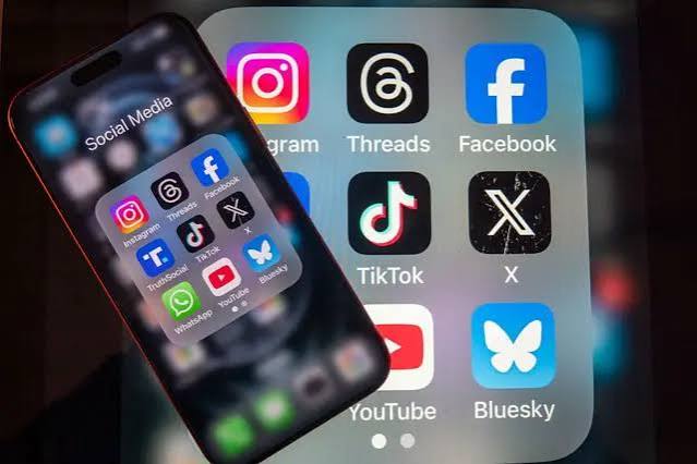 Gabon : après huit mois de coupure, les réseaux sociaux font leur retour 1 Icônes des applications Facebook, TikTok, Instagram et YouTube regroupées sur une image.