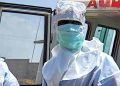 Ebola au Nigeria : un premier cas confirmé à Abuja 16 Personnel de santé portant une combinaison de protection, des lunettes, un masque et des gants dans un environnement médical.