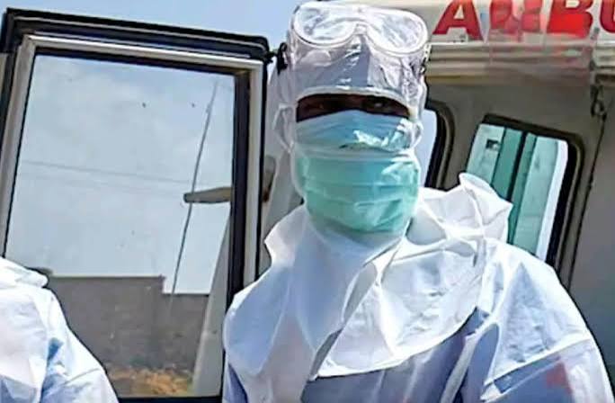 Ebola au Nigeria : un premier cas confirmé à Abuja 1 Personnel de santé portant une combinaison de protection, des lunettes, un masque et des gants dans un environnement médical.