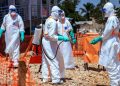 Agents de santé portant des équipements de protection médicale dans le cadre de la lutte contre Ebola.