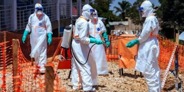 Agents de santé portant des équipements de protection médicale dans le cadre de la lutte contre Ebola.