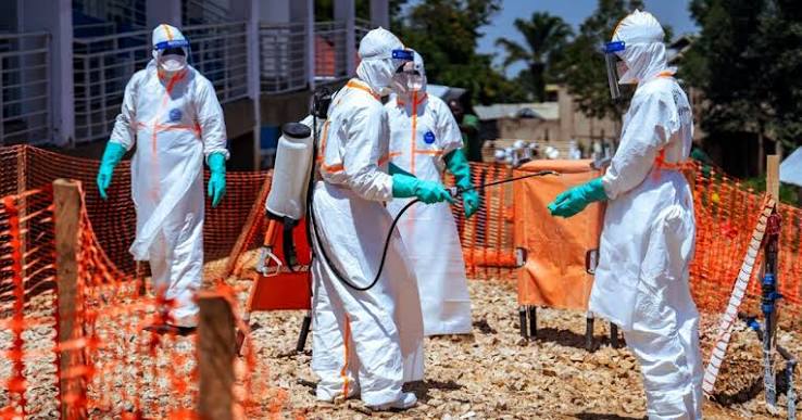 RDC : l’épidémie d’Ebola dépasse les 10 000 cas confirmés 1 Agents de santé portant des équipements de protection médicale dans le cadre de la lutte contre Ebola.