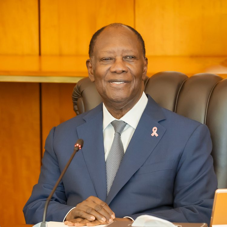 Côte d’Ivoire : Alassane Ouattara veut lever le frein financier à l’accès aux soins contre le cancer 1 le président ivoirien Alassane Ouattara pour une déclaration pour la lutte contre cancer du seins et la prostate