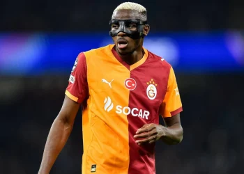 Mercato : Arsenal et Chelsea surveillent Victor Osimhen 2 Victor Osimhen, attaquant nigérian, sur le terrain en portant le maillot de Galatasaray.
