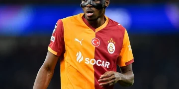 Victor Osimhen, attaquant nigérian, sur le terrain en portant le maillot de Galatasaray.