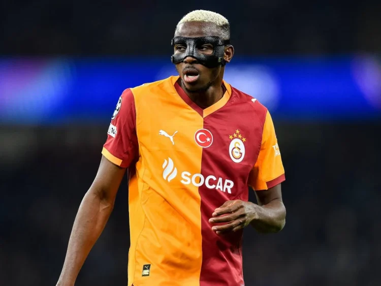 Mercato : Arsenal et Chelsea surveillent Victor Osimhen 1 Victor Osimhen, attaquant nigérian, sur le terrain en portant le maillot de Galatasaray.