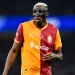 Mercato : Arsenal et Chelsea surveillent Victor Osimhen 8 Victor Osimhen, attaquant nigérian, sur le terrain en portant le maillot de Galatasaray.